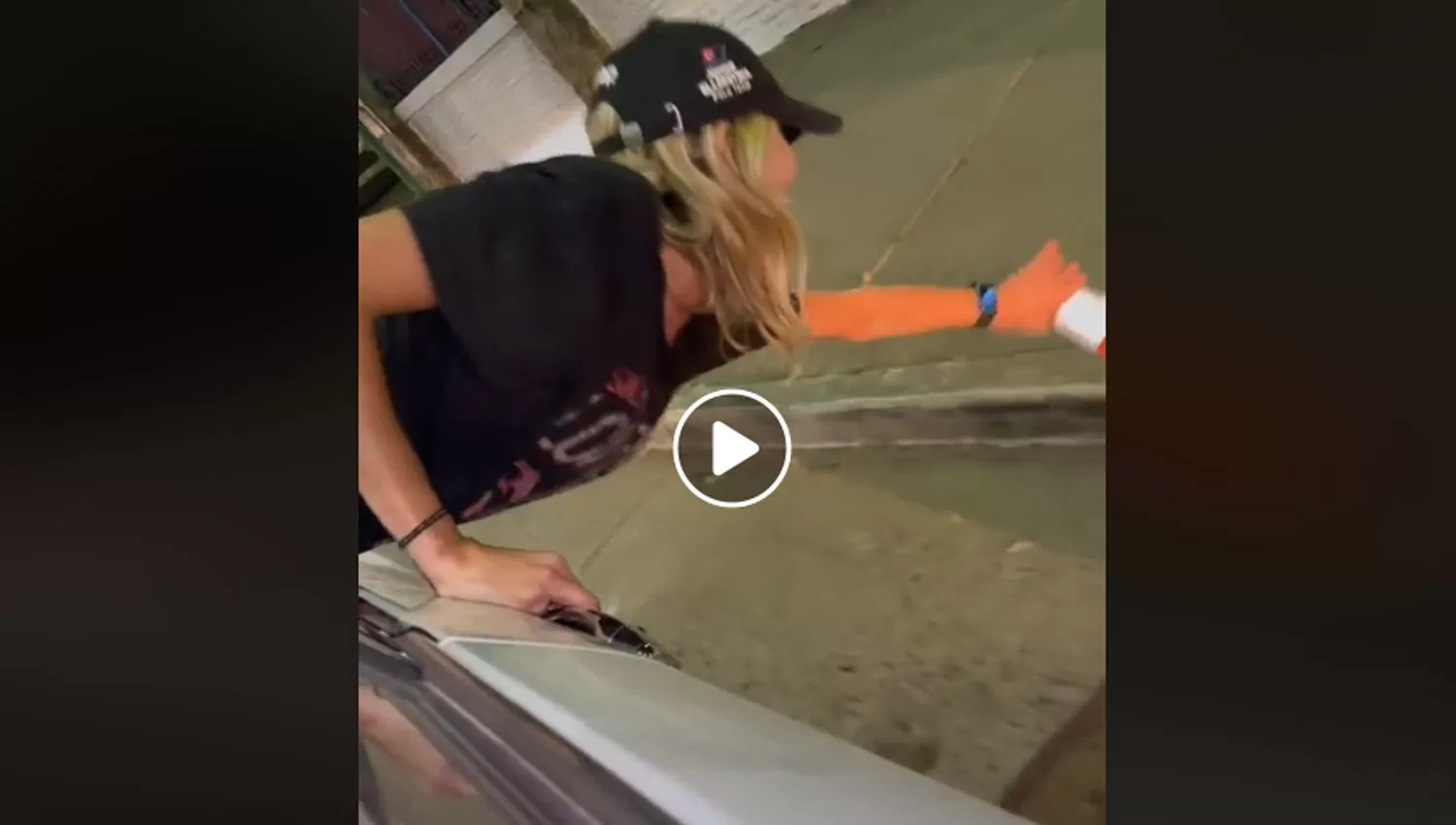 EL MOMENTO. Una joven levanta un cono que señalizaba un desvío en Yerba Buena.