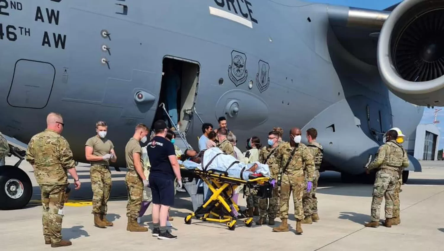 SANAS. La madre y la pequeña fueron bajadas en camilla desde el avión que las evacuó desde Afganistán-