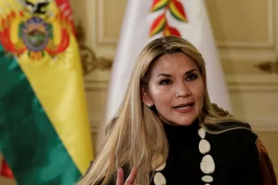 Acusada por genocidio, Áñez “se autolesionó”