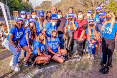 Rumbo a las PASO: Bussi dialogó con deportistas, runners e influencers en la rotonda de acceso a Horco Molle