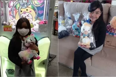 Tiene seis años, sacó 58 peluches de una máquina y donó la mitad a un hogar de niños