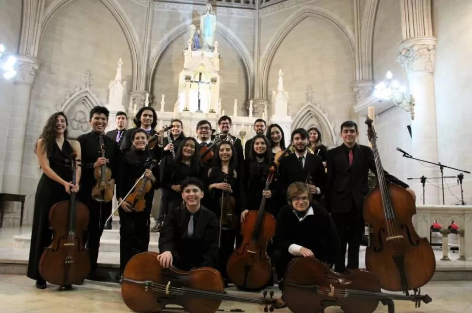 LOS INTEGRANTES. En la orquesta de la Fundación Zarb todos los músicos son jóvenes, incluso el director, Héctor Lizana Erazo (arriba a la derecha).  