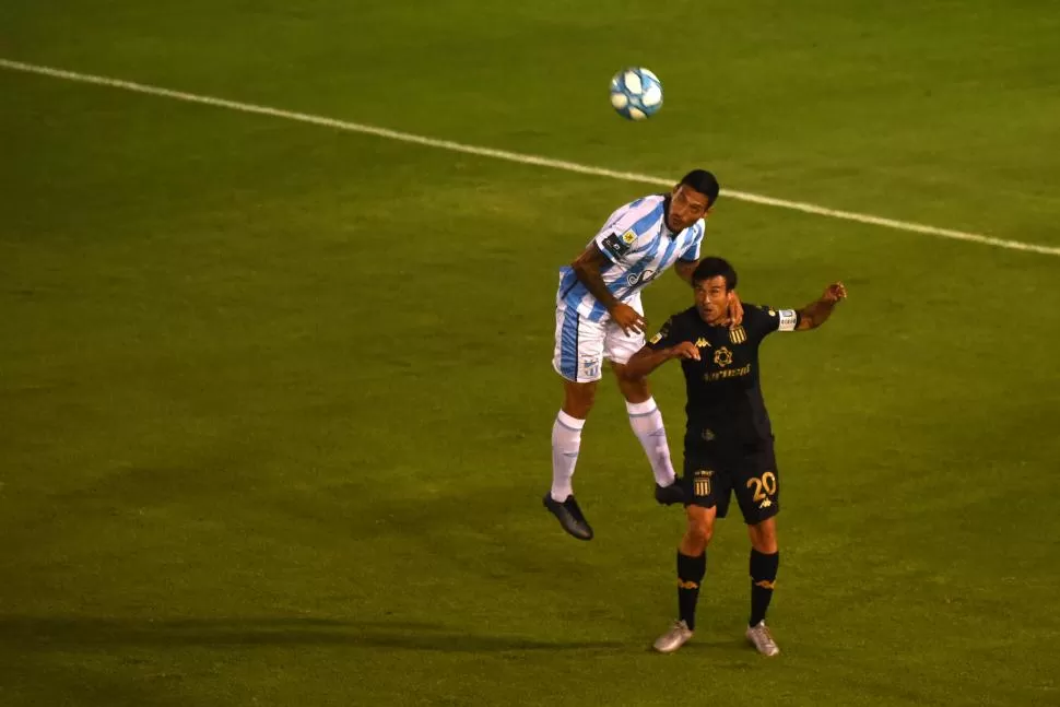 ¿VUELVE?. Jonathan Cabral podría reaparecer contra Independiente. El último partido que jugó el central coincide con el último que ganó su equipo: fue 2-1 al “Tomba”. 