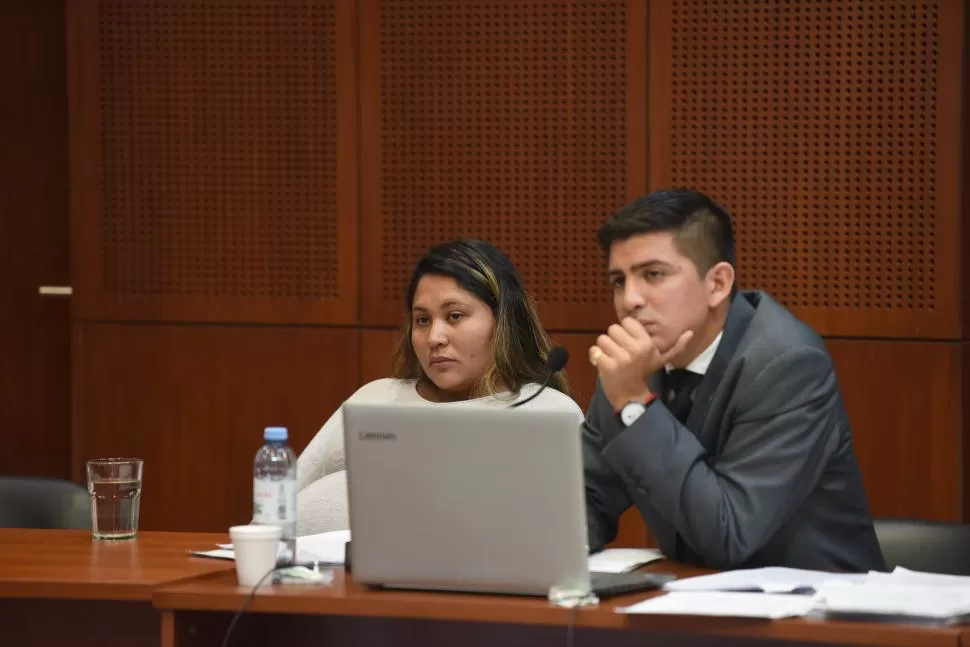 BIEN ATENTOS. La acusada Jessica Vanessa Osores y su defensor Aníbal Paz escuchan atentamente la declaración de un testigo en el juicio. LA GACETA / FOTOs DE Analía Jaramillo y franco vera