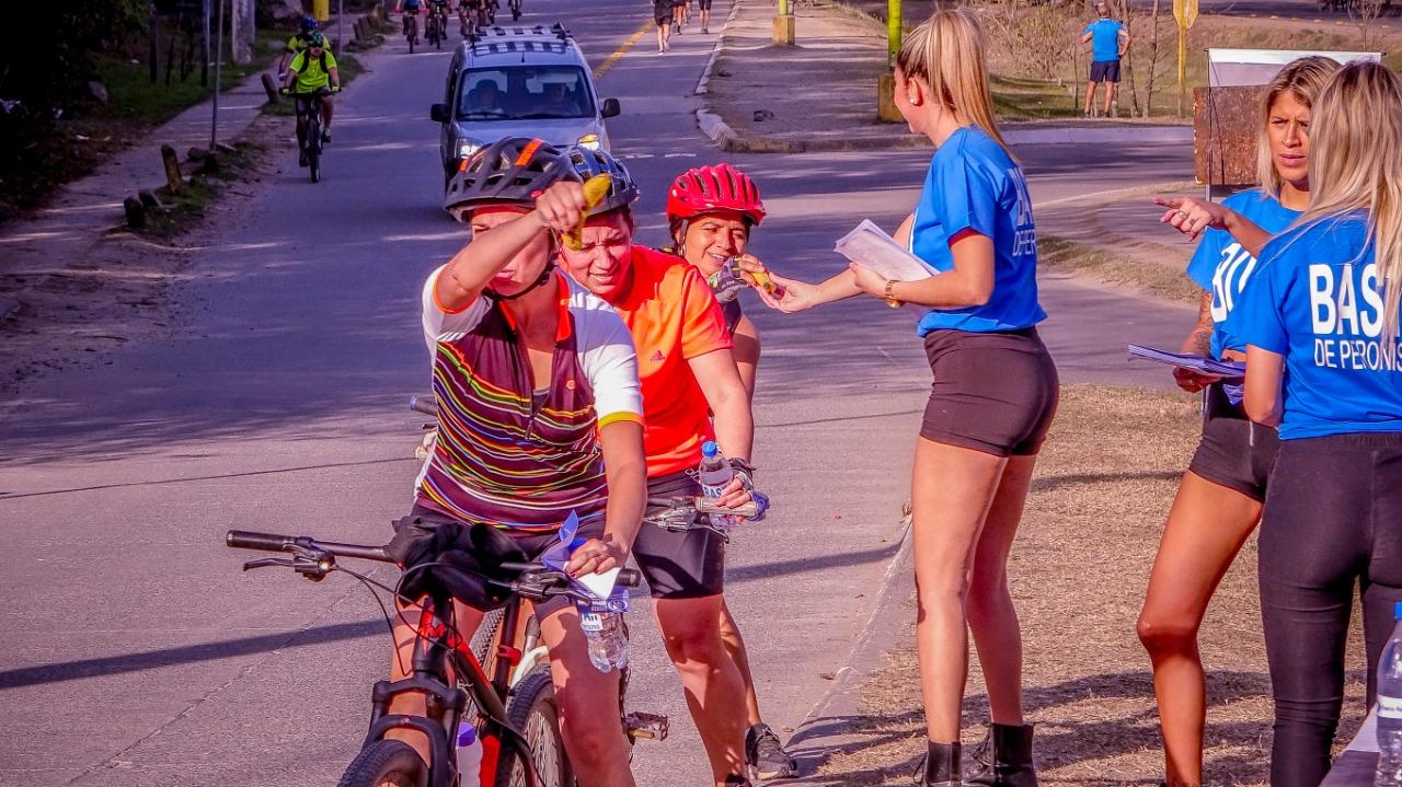 Rumbo a las PASO: Bussi dialogó con deportistas, runners e influencers en la rotonda de acceso a Horco Molle