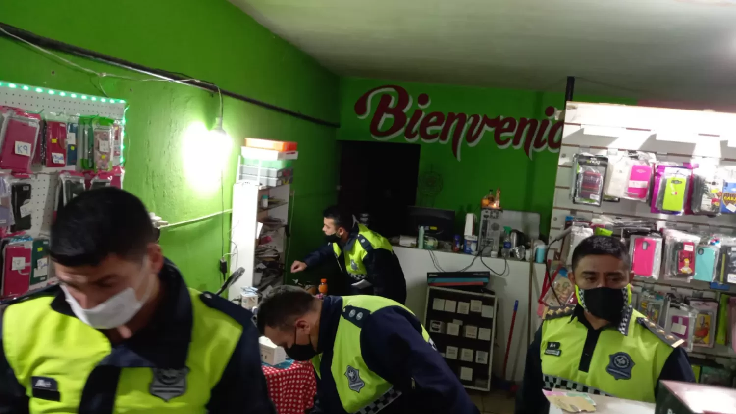 OPERATIVO. Los policías buscan los celulares robados. FOTO PRENSA GOBIERNO. 