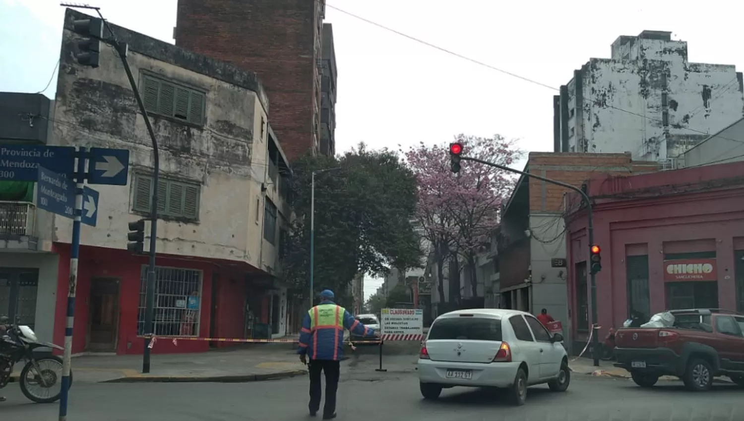 SIN ESPACIO. Los cortes por las obras dificultan el traslado por las calles del centro.