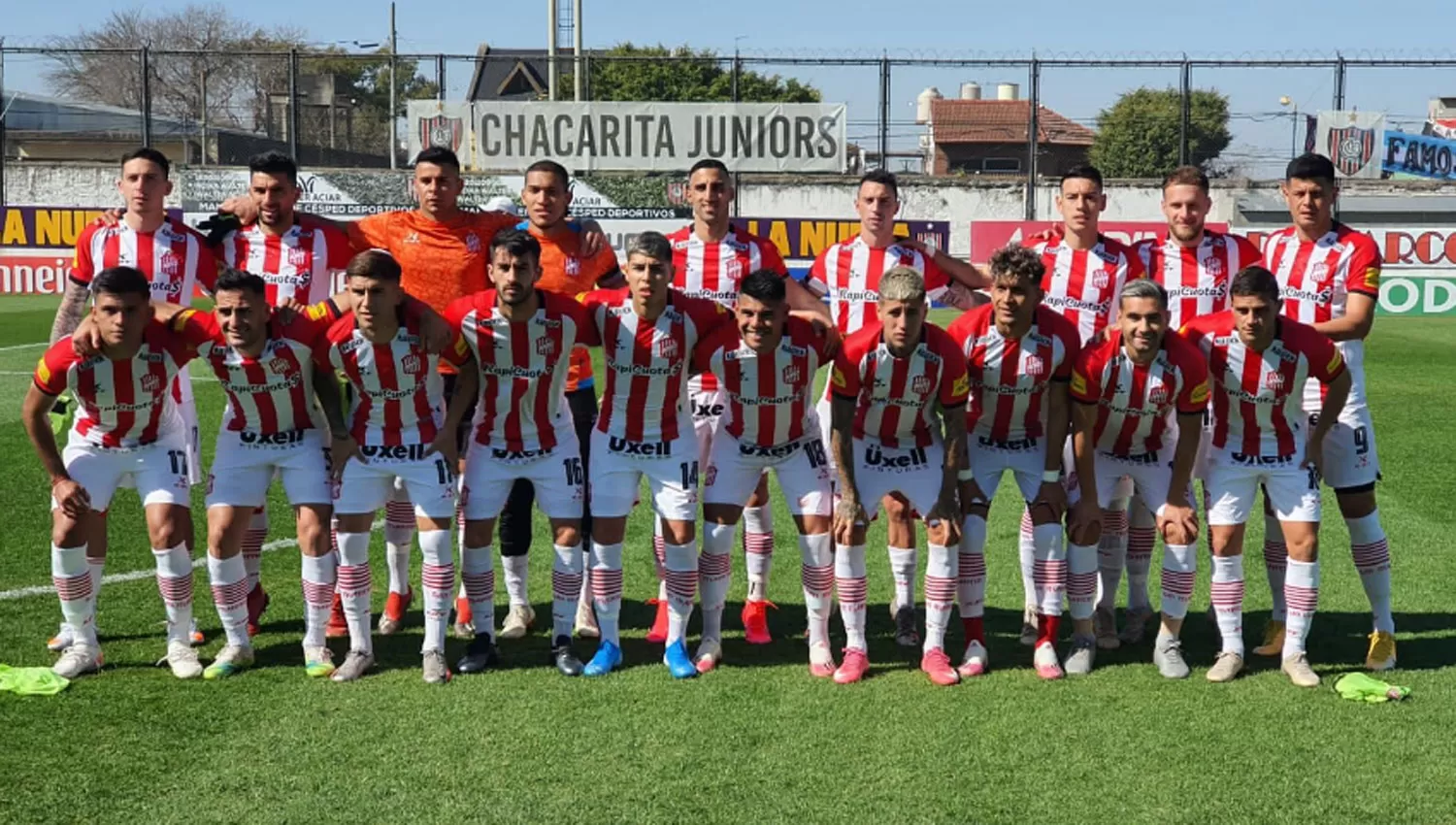 TODOS JUNTOS. El plantel de San Martín posó para la foto previo al partido ante Chacarita.