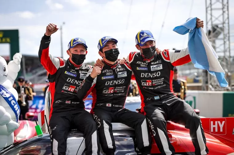 FELICES. López festeja con la bandera sobre junto a Conway y Kobayashi. 