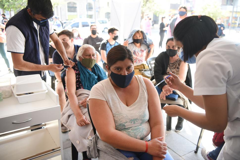 TUCUMANOS EN LA FILA. Un grupo de personas espera su turno para ser inoculados contra la Covid-19. LA GACETA / FOTO DE ANALÍA JARAMILLO 