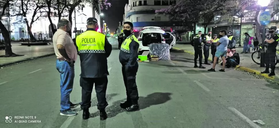 INTERVENCIÓN. La Guardia Urbana retuvo la camioneta. A la derecha, el arma usada.  