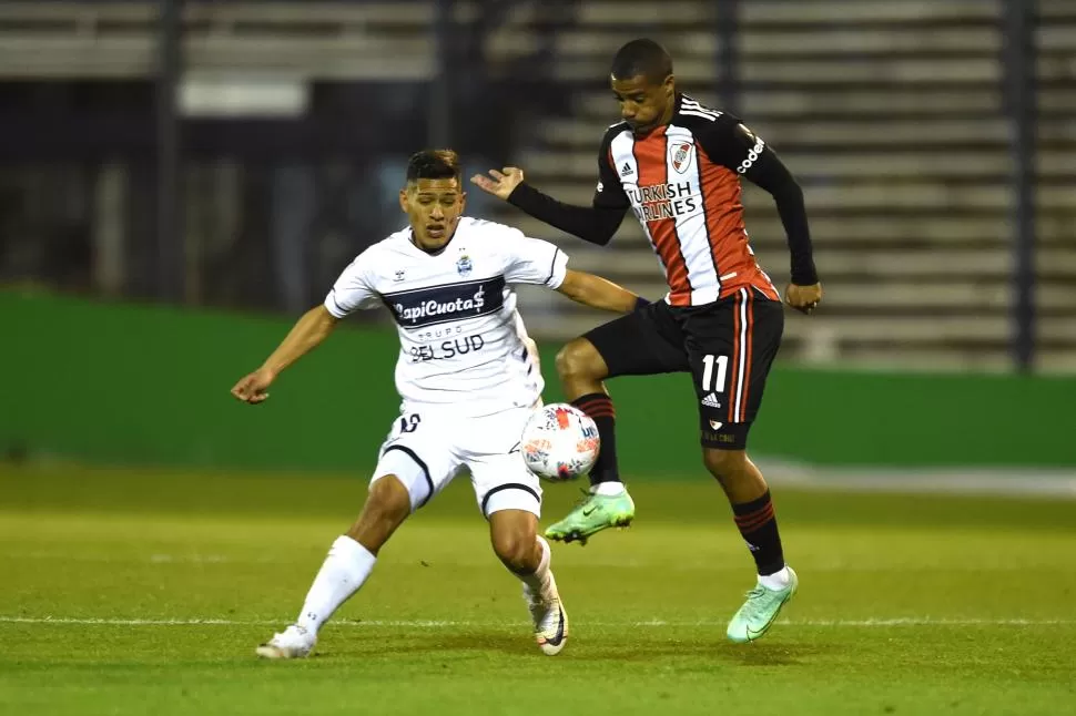 LUCIDEZ. Ya sin “Nacho” Fernández, la figura de De la Cruz es aún más importante en la elaboración de juego de River. 