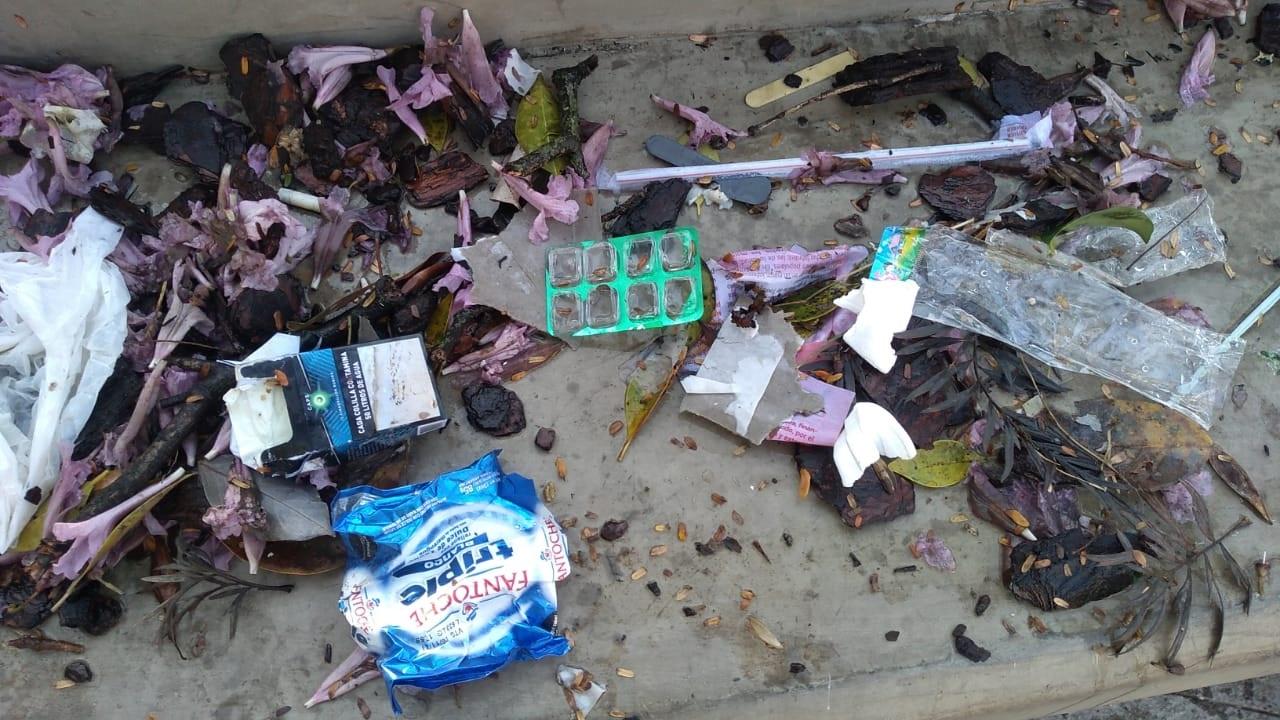 BASURA EN LA FUENTE DE LA PLAZA INDEPENDENCIA.