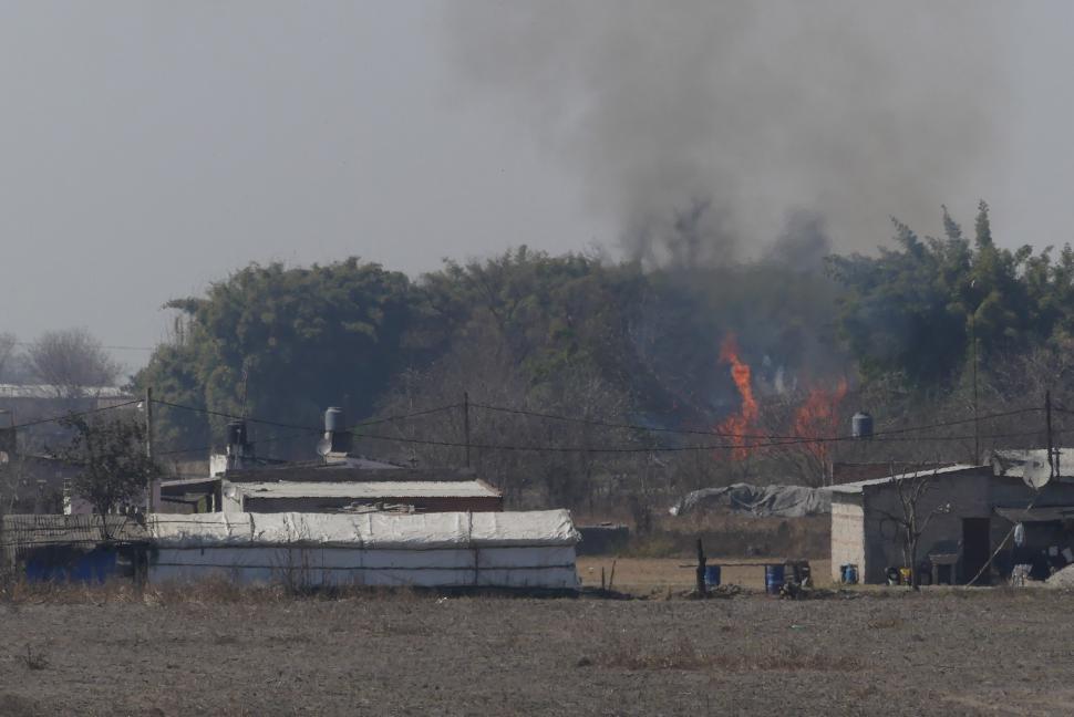 FUEGO. Los incendios en cañaverales y en pastizales son focos de contaminación que dañan a los vecinos de Monteros y de Concepción. LA GACETA