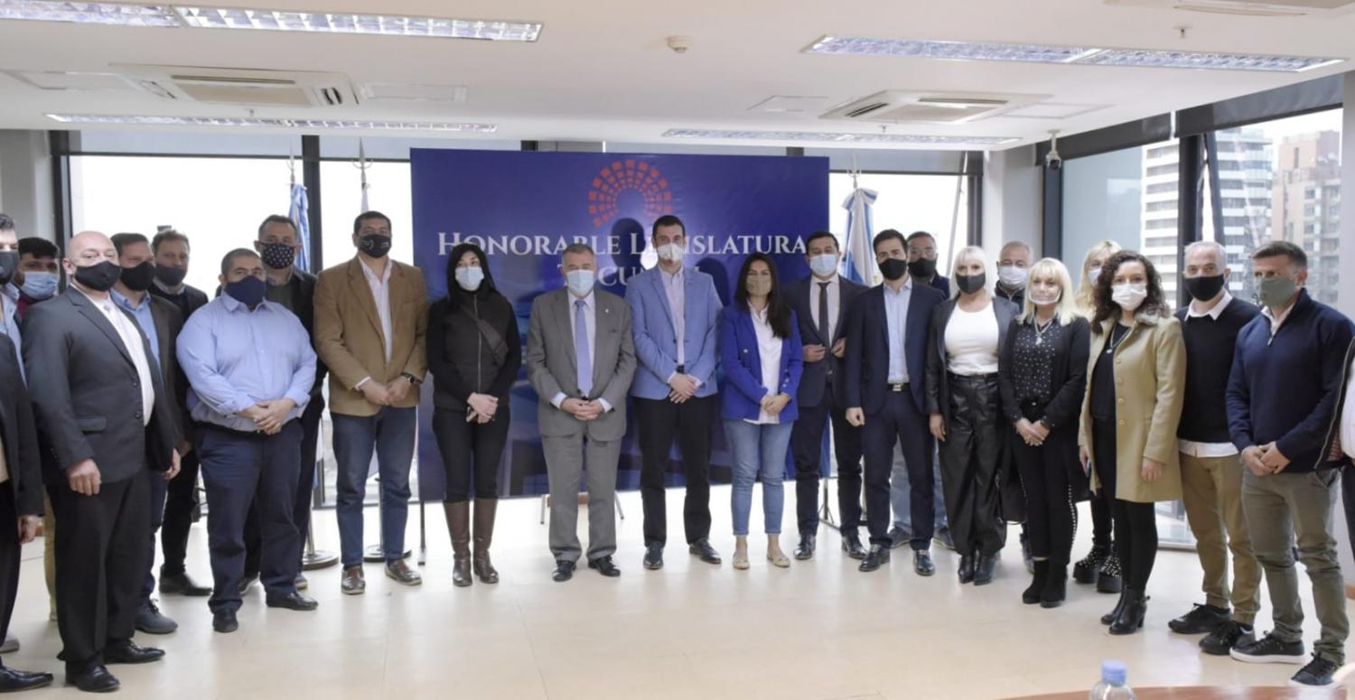 VISITA A LA LEGISLATURA. Jaldo recibió a integrantes de Cámaras Unidas de Tucumán. Foto: Prensa HLT