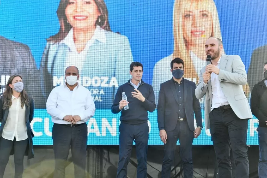 Martín Guzmán, en un acto junto a Juan Manzur, en Tucumán. 