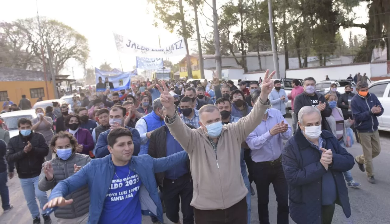 OSVALDO JALDO recorre las calles, acompañado por los vecinos. 