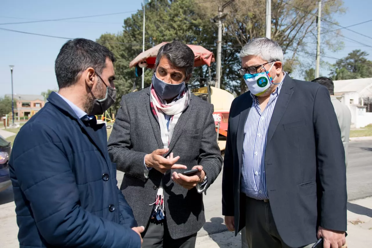 Rodolfo Aranda, intendente interino de Yerba Buena, en un recorrido para supervisar obras. 