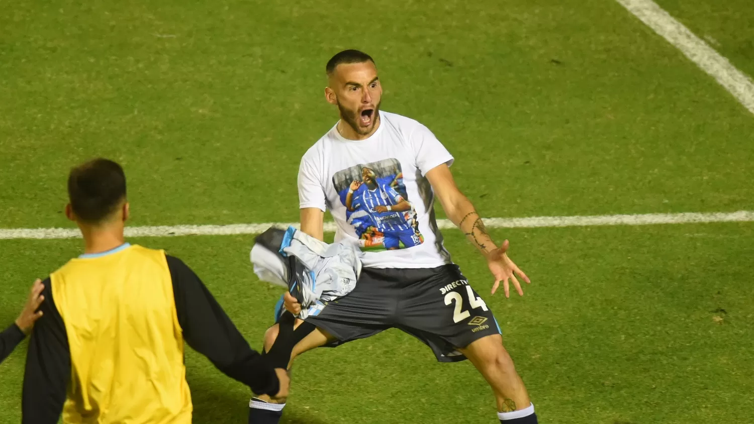 RECUERDO. Tesuri siempre lleva la remera para que la gente no se olvide del Morro. LA GACETA/FOTO DE DIEGO ARÁOZ 