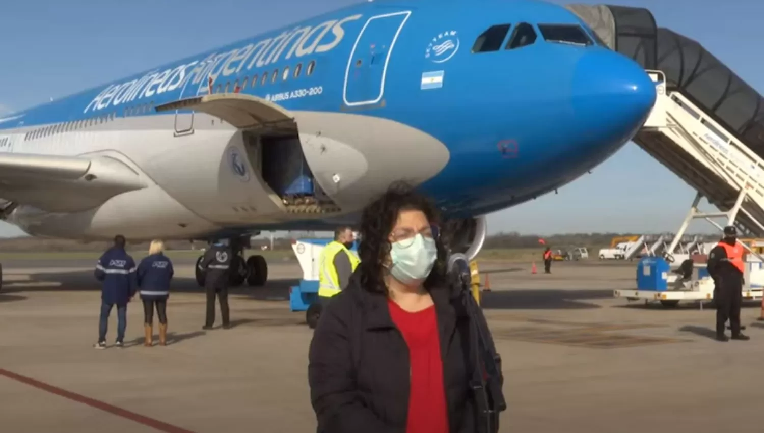 EN EZEIZA. La ministra Vizzoti llegó junto a un cargamento de Sputnik V desde Rusia.