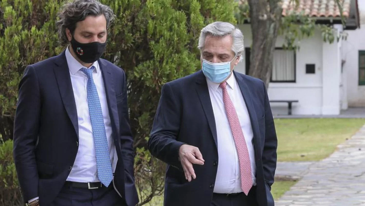 POR OLVIDOS. El jefe de Gabinete, Santiago Cafiero, y el presidenten, Alberto Fernández, durante un paseo por la quinta presidencial.