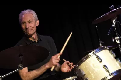 Se fue Charlie Watts, el baterista que unió el jazz y el rock