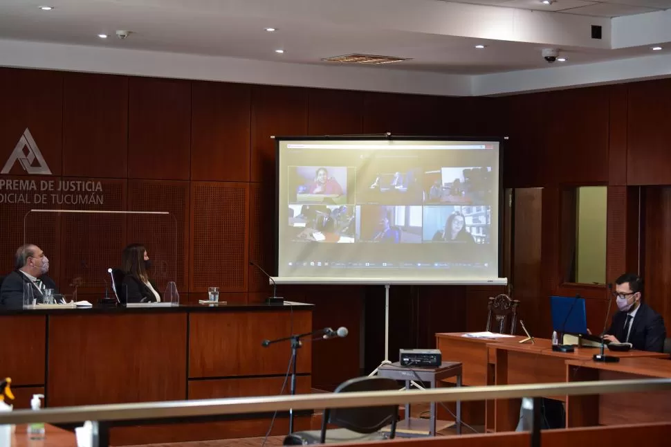 AUDIENCIA. En la sala, los jueces Dante Ibáñez e Isabel Méndez; las partes acudieron al debate por Zoom. 