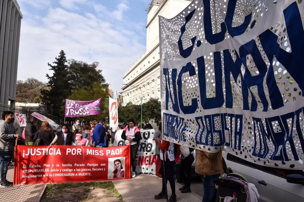 POR PAOLA. Amigos, familiares, y agrupaciones feministas, sociales y políticas se reunieron en la Legislatura. 