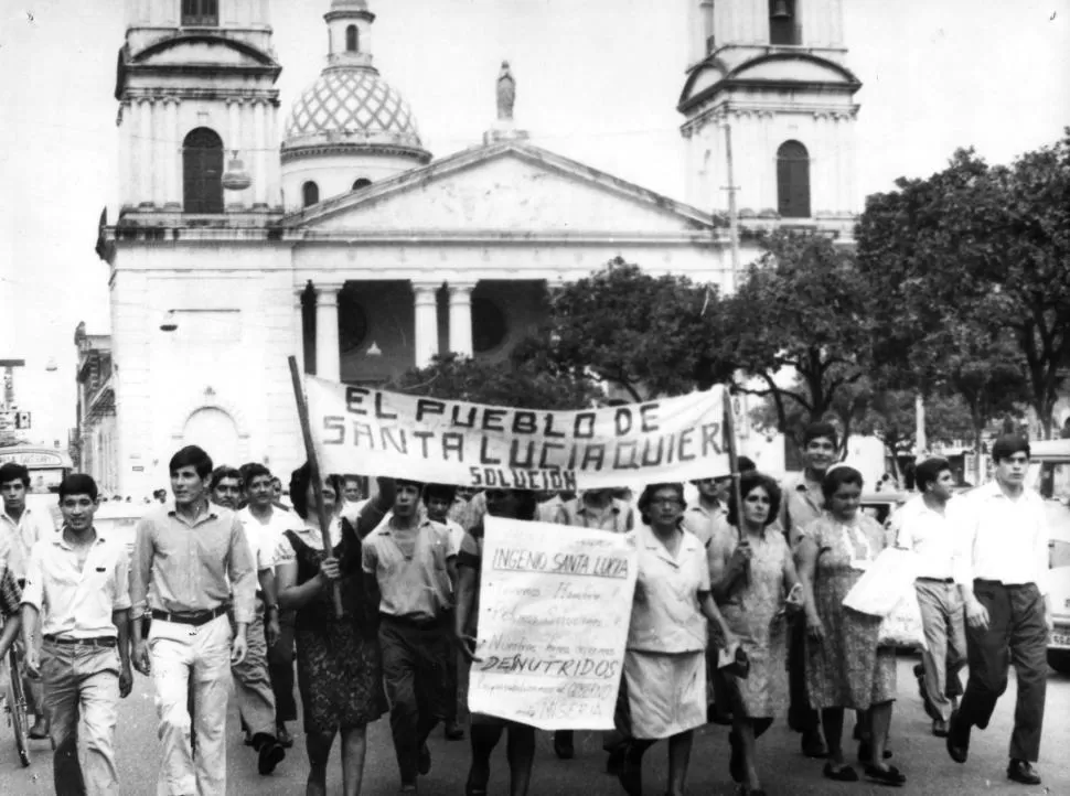 TODOS A LA CALLE. Las esposas de los trabajadores encabezaron la marcha en la Plaza Independencia pidiendo que reabran las fábricas cerradas. 