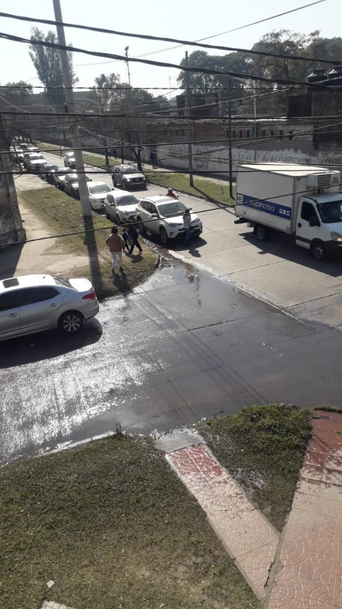 Vecinos reclaman por una “laguna de cloaca eterna” en Lucas Córdoba y Don Bosco