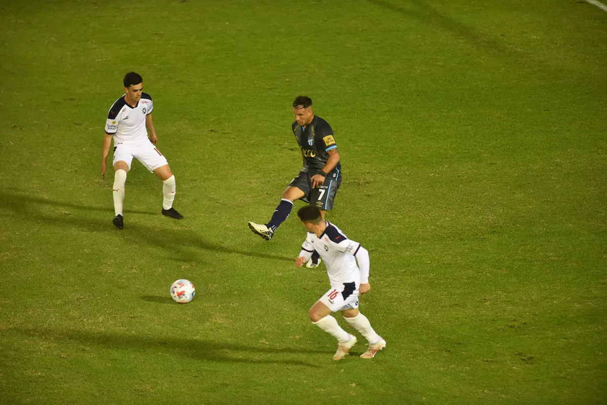 AMO Y SEÑOR. Franco Mussis entrega un pase durante el primer tiempo del partido del martes ante Independiente. El volante fue la figura, quitando, jugando y hasta anotando un gol fundamental.