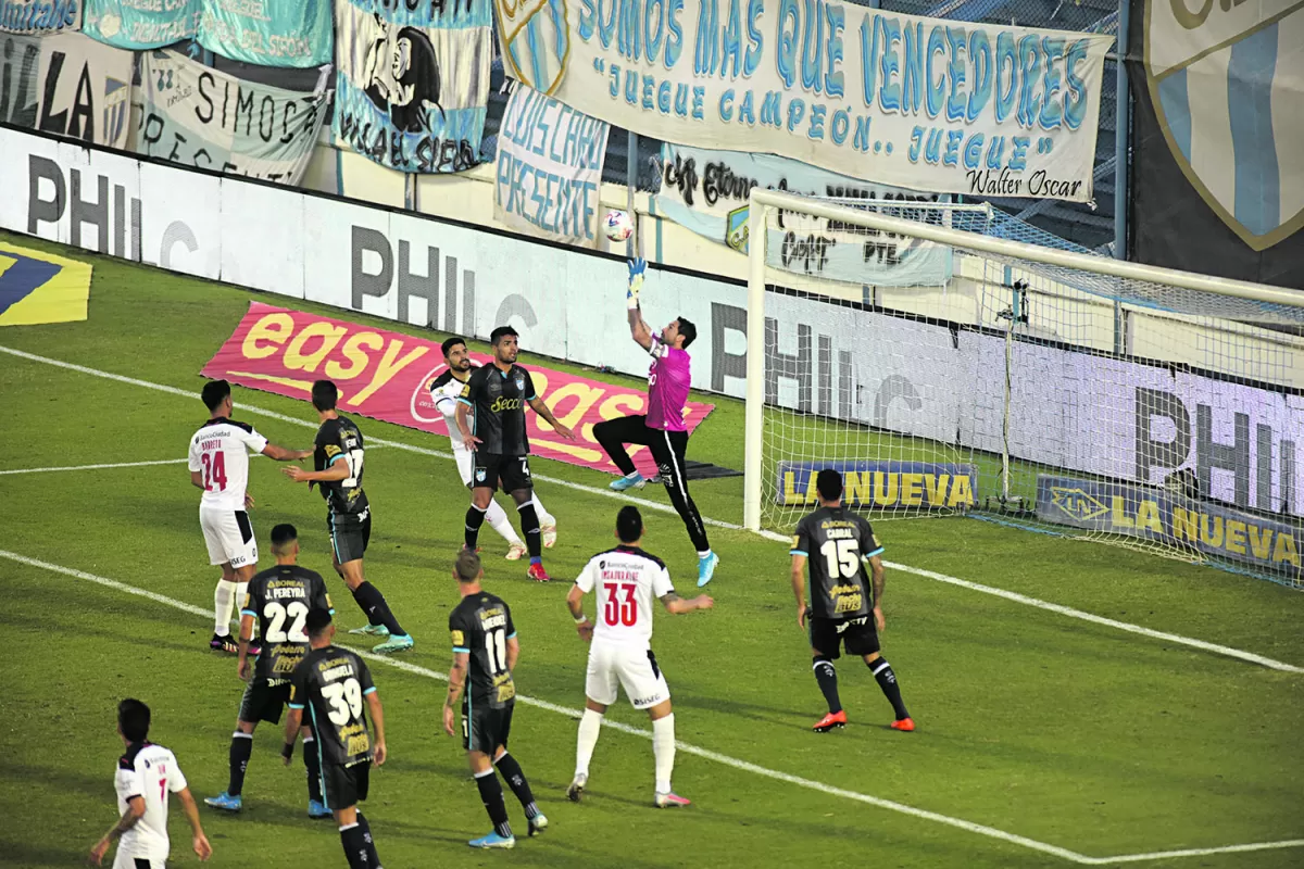 MÁXIMA SEGURIDAD. Cristian Lucchetti fue muy cuestionado luego del partido con Sarmiento. Anoche, “Laucha” fue una pieza clave para sostener el cero.