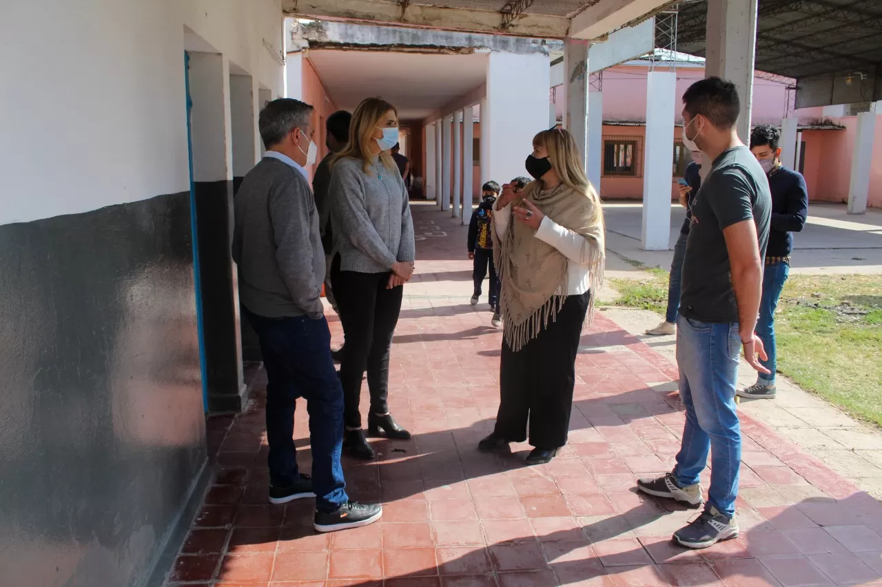 EN CAMPAÑA. Los radicales Elías de Pérez y José Cano, en Las Cejas, Cruz Alta. Foto: Prensa Cambiemos Juntos