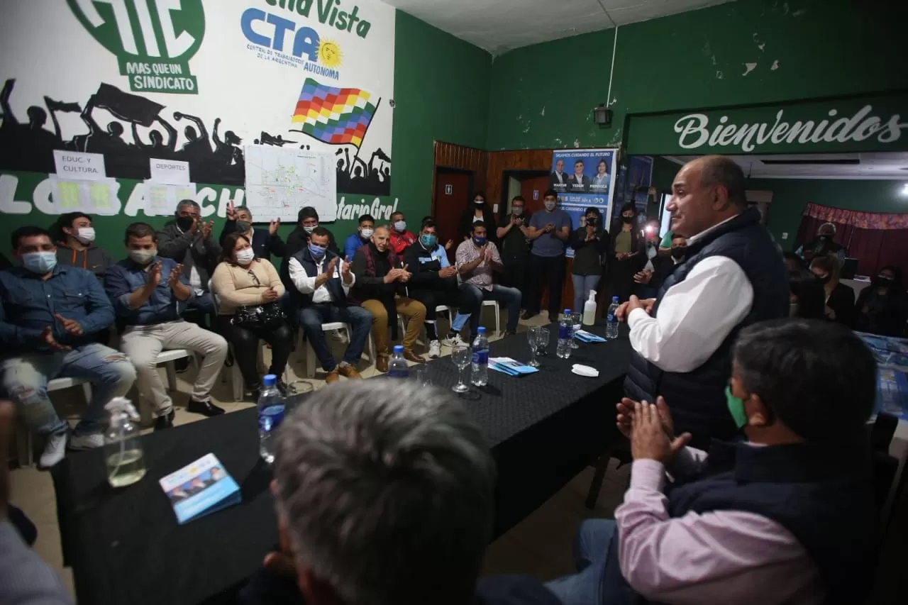 ENCUENTRO. Juan Manzur con dirigentes de ATE en Bella Vista.