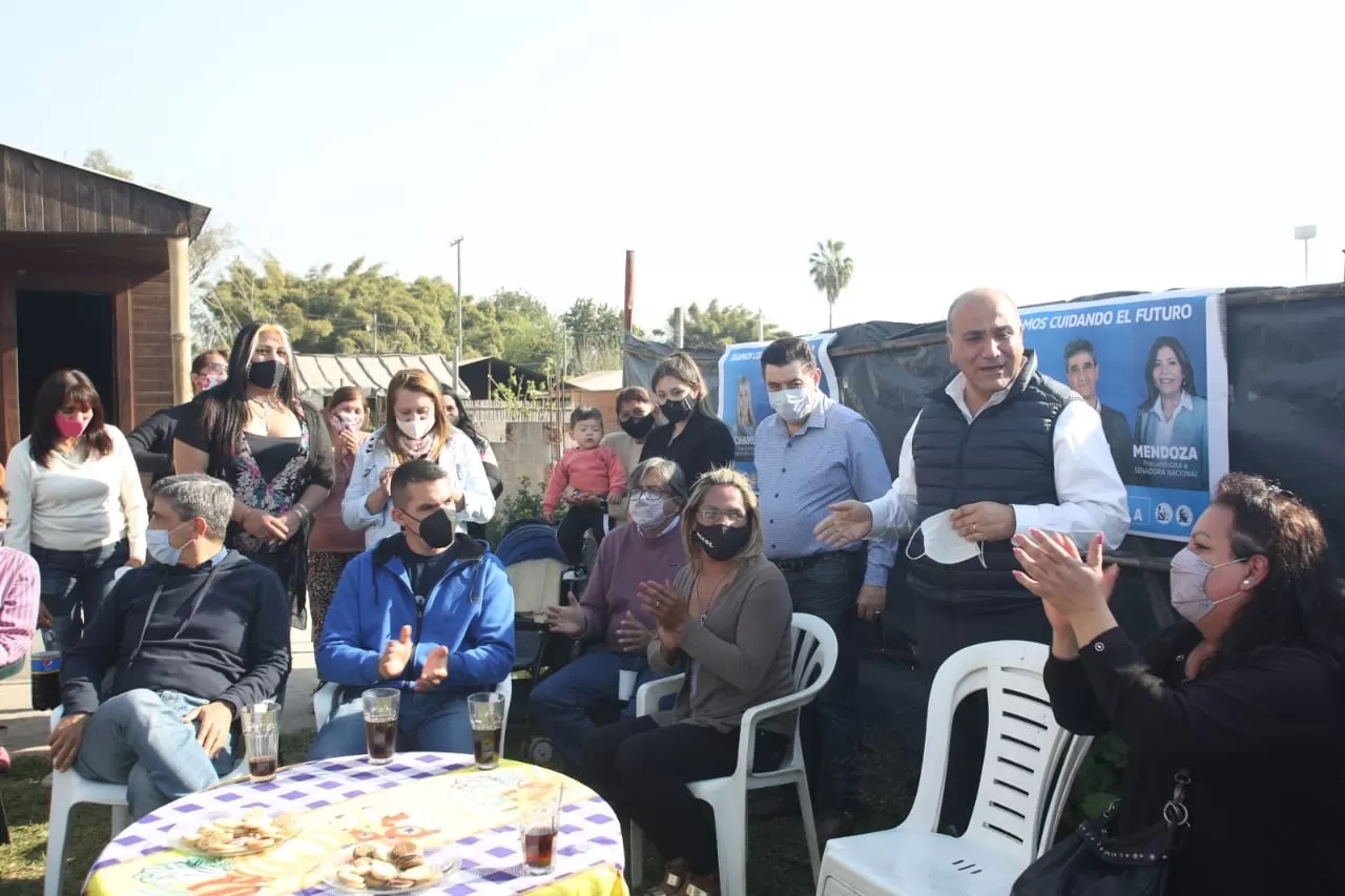 MANZUR en una de las visitas a la casa de un vecino en Bella Vista. 