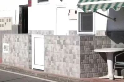 Construyó ocupando toda la vereda y generó el repudio de los vecinos