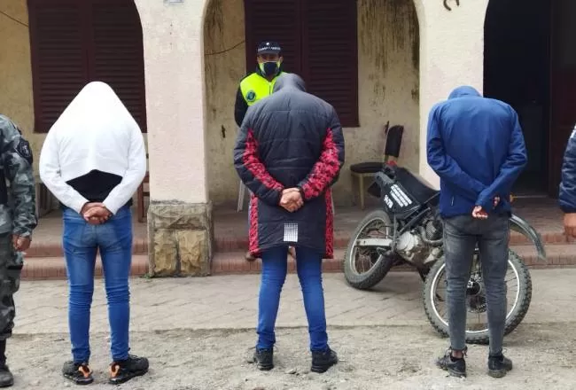 Tres personas fueron detenidas por realizar disparos desde un auto