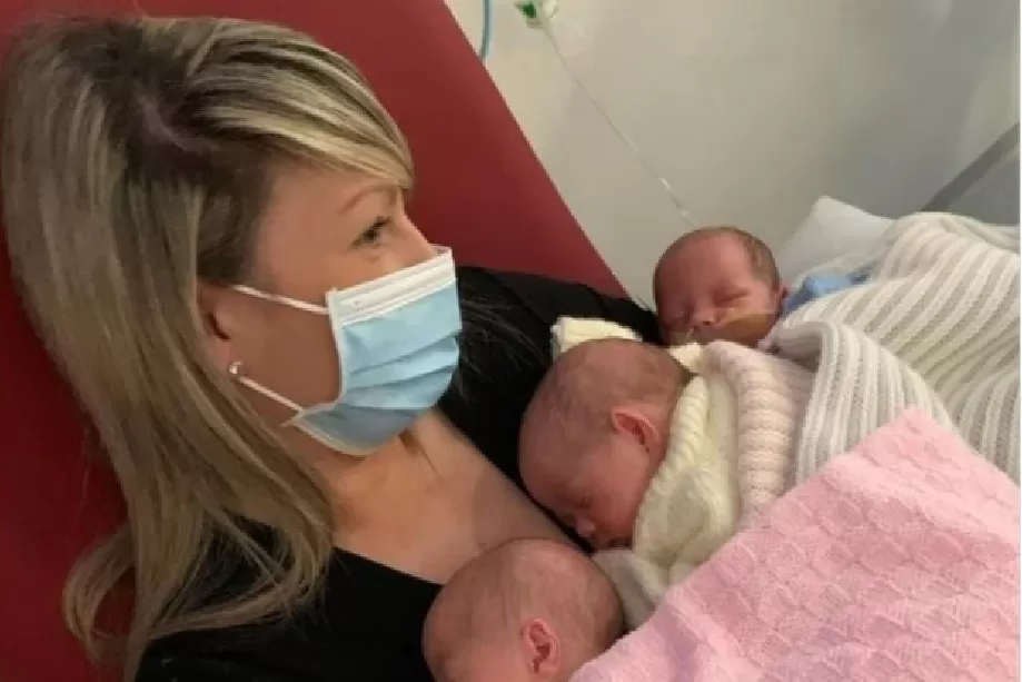LA MAMÁ. Jessica, junto a sus trillizos.