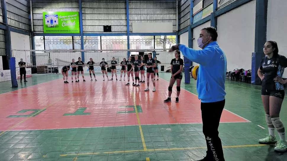 DIÁLOGO. Woelflin detiene la práctica para dar indicaciones. 