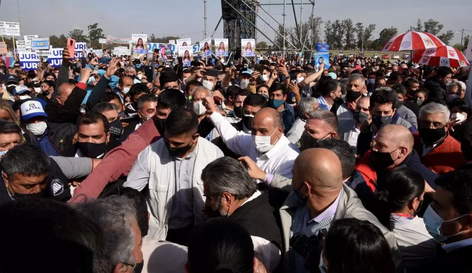 RUMBO AL PALCO. Manzur, De Pedro y Guzmán tratan de ingresar al Hipódromo en medio de una multitud de simpatizantes de Lealtad Peronista. 