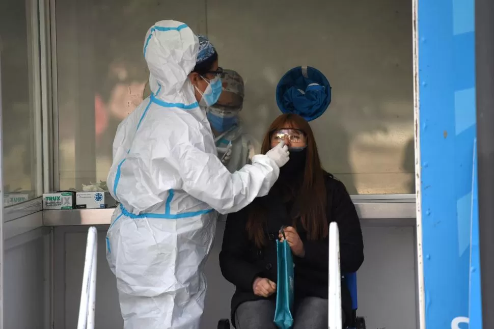 TESTEOS PERMANENTES. Los hisopados sirven para detectar el virus. 