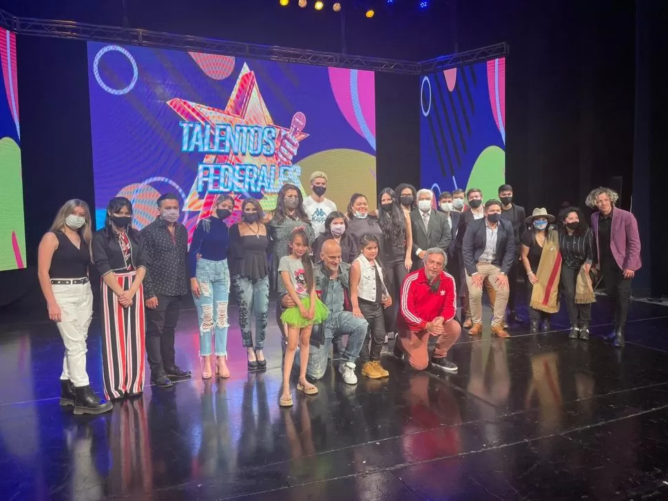 FOTO DE FAMILIA. Los concursantes y los evaluadores sobre el escenario del teatro San Martín, el domingo. 