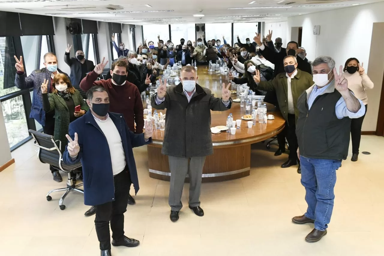 EN LA LEGISLATURA. Jaldo recibió a dirigentes de San Miguel de Tucumán. Foto: Prensa HLT