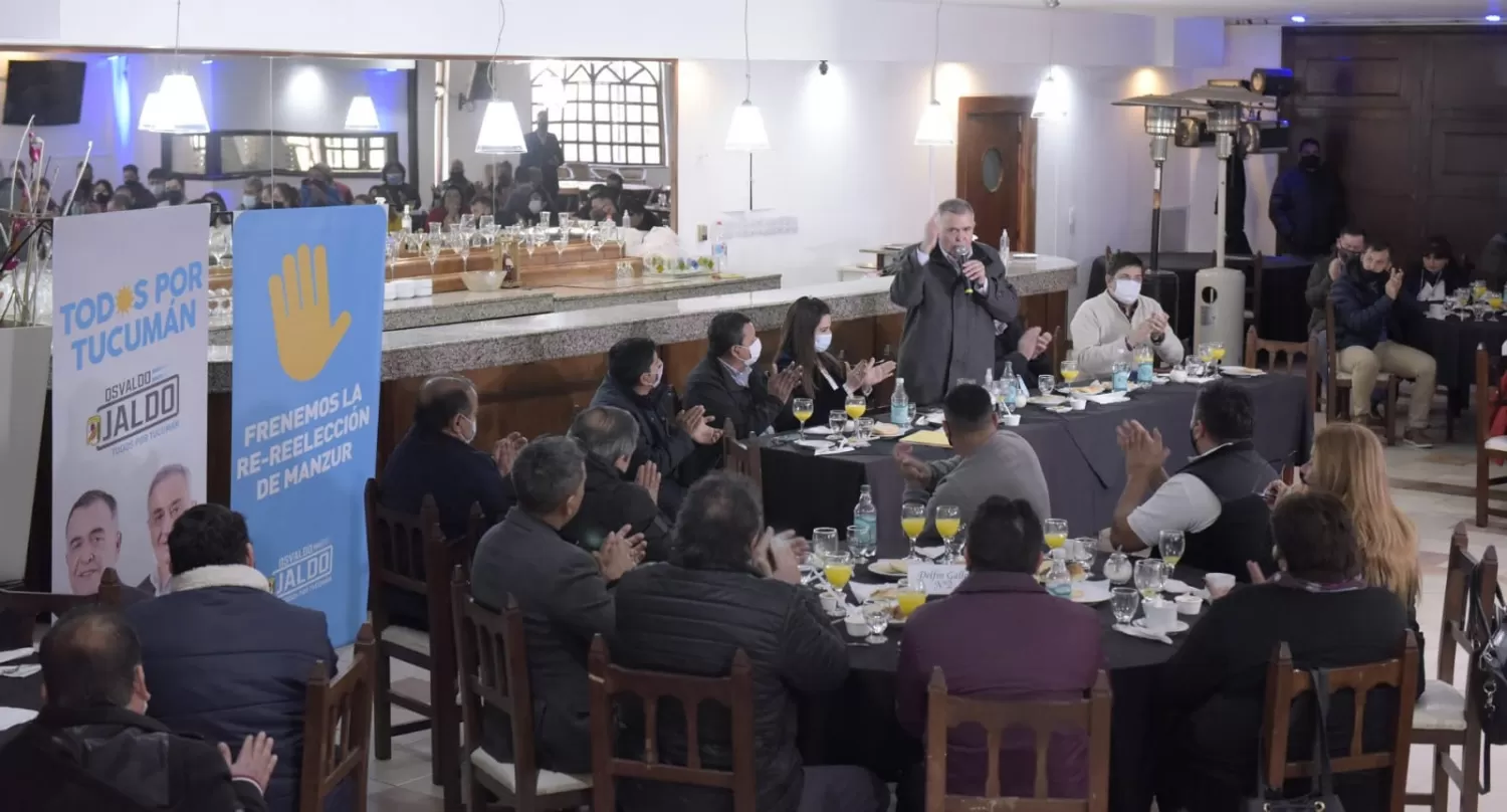 EN REUNIÓN. El vicegobernador Jaldo, con dirigentes del departamento Cruz Alta. Foto: Prensa HLT