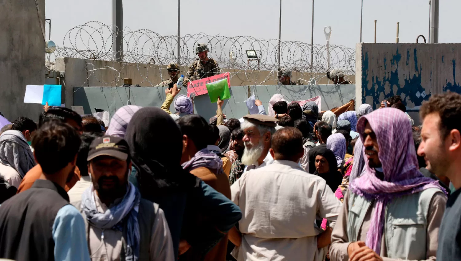 UNA MULTITUD. Pese a las advertencias y a la explosión, cientos de afganos se agolparon en el aeropuerto de Kabul.