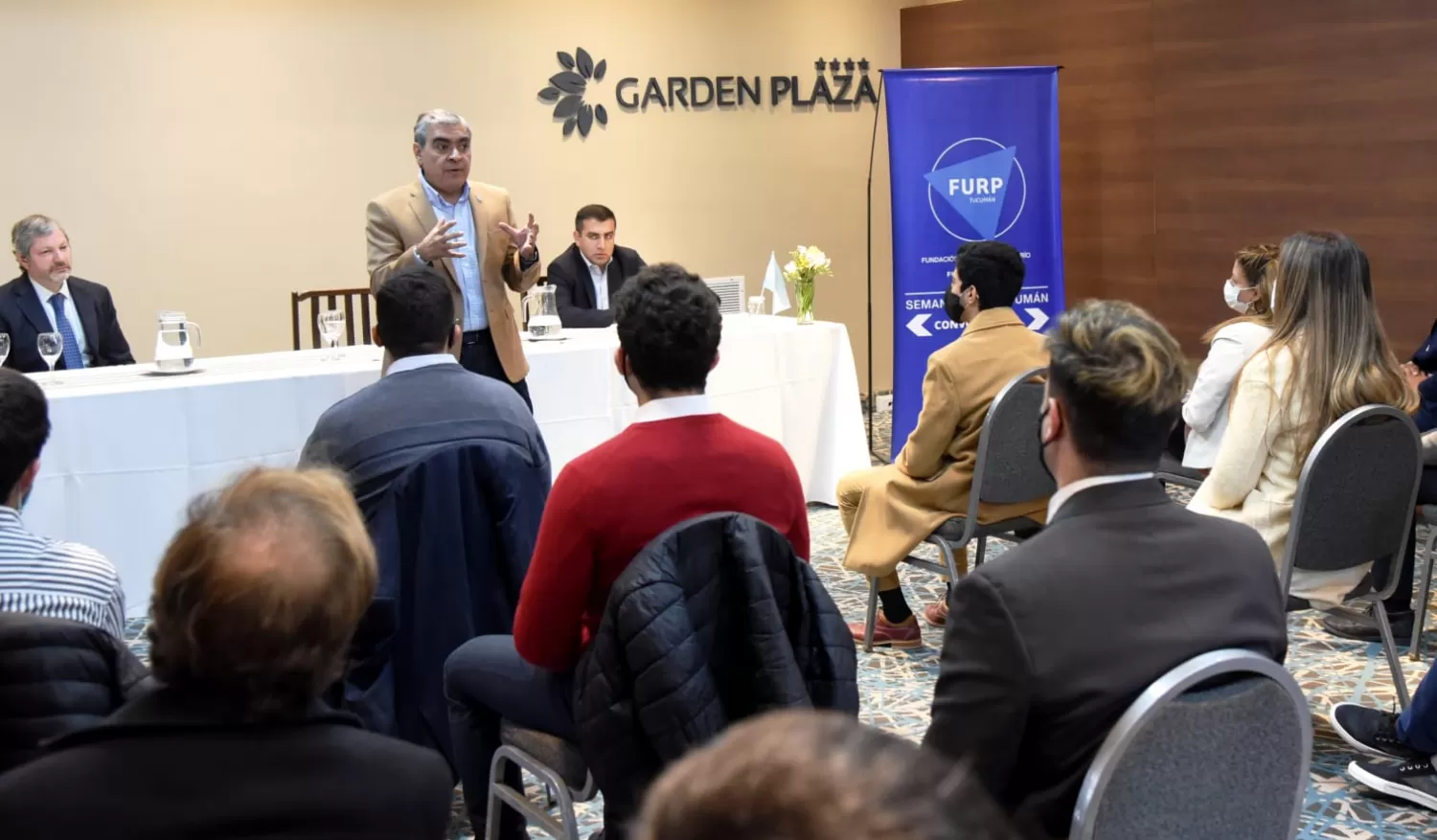 GERMÁN ALFARO, EN UNA CHARLA con estudiantes. 