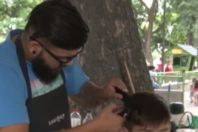 Regresa la movida solidaria Un corte de pelo por un juguete