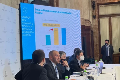 Guzmán: Nuestro gobierno no se está endeudando en dólares