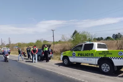 Quiso evadir un control policial, lo requisaron y le encontraron dos armas y un cuchillo