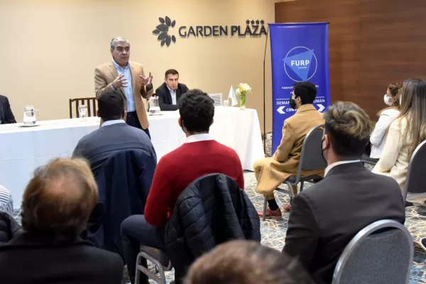 Alfaro participó de una charla con jóvenes becarios de la Fundación Universitaria del Río de la Plata